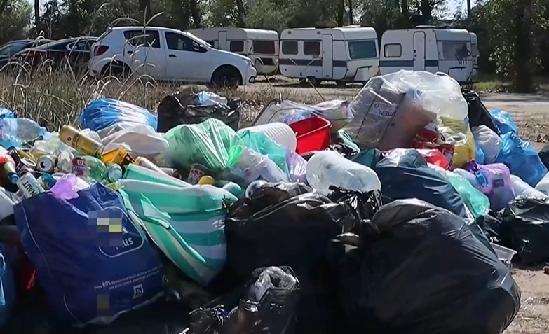 Септември е но безкрайната плажна ивица на Северното Черноморие продължава