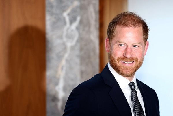 Отдалеченият от кралското семейство британски принц Хари посети Уиндзорския замък