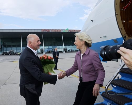 Едно леко закъснение от 5 минути при кацането на председателката