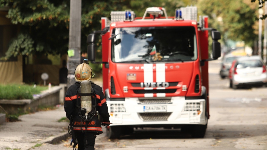 Заради силния вятър се разрасна пожарът в Сакар планина между