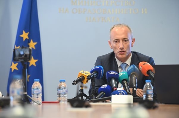 Няма съмнение че не просто сме на прага а вече