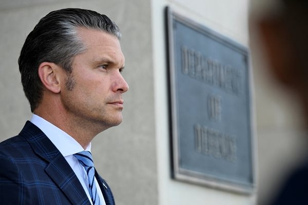 Американският министър на отбраната Пийт Хегсет заяви пред китайския си