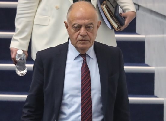 Лидерът на ДСБ Атанас Атанасов настоя в дневния ред на днешната парламентарна