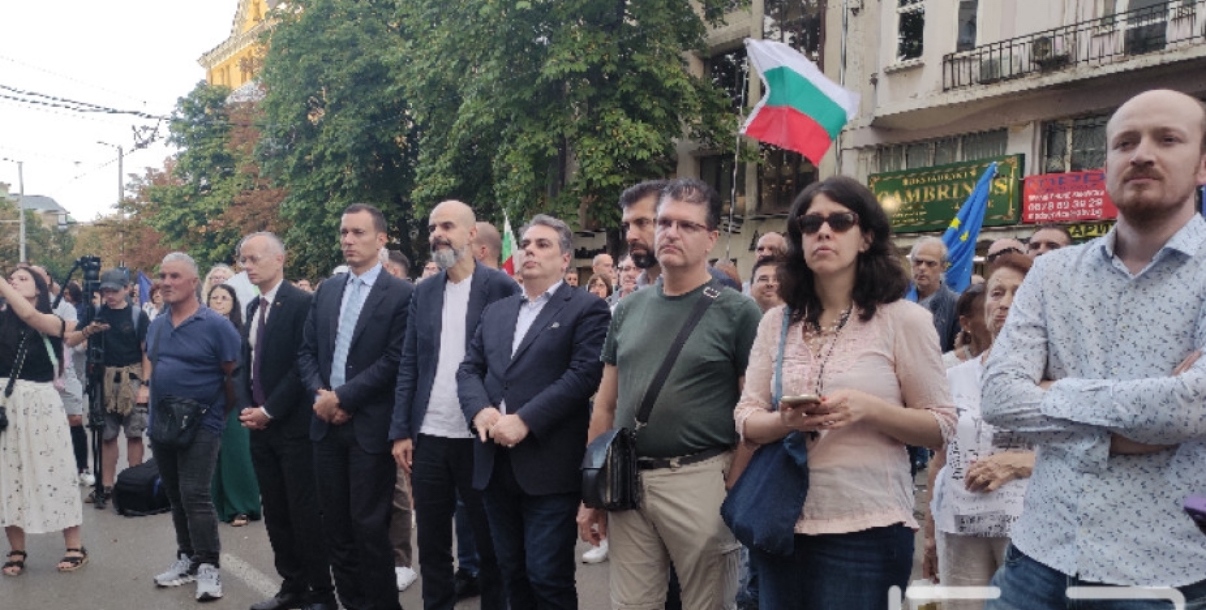 Пред Съдебната палата в София се провежда протест в подкрепа