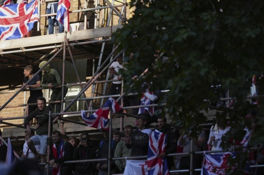 Сблъсъци с полицията на един от най-големите крайнодесни протести във Великобритания