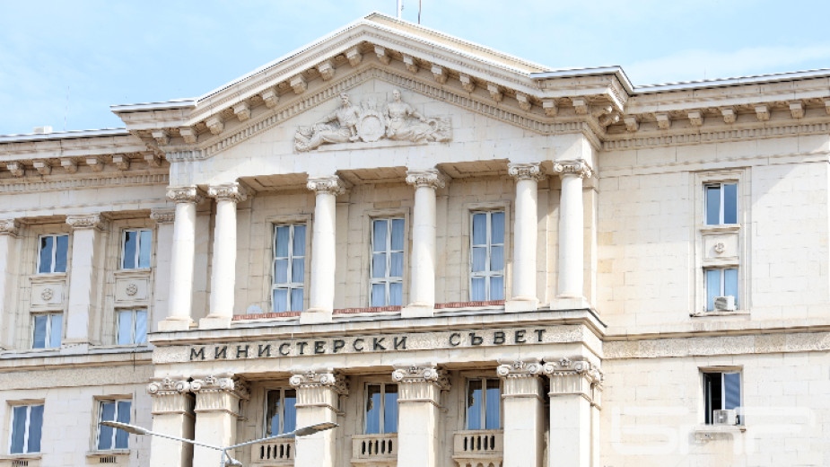 В изпълнение на решението на Народното събрание от 3 септември