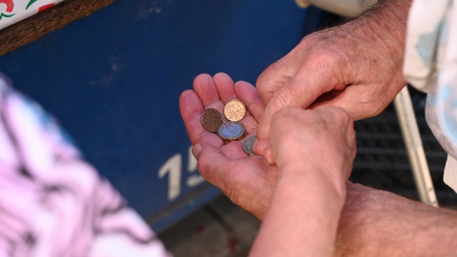 Над 16 5 са българите които живеят в тежки материални и