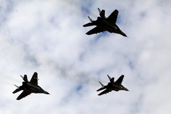 Български и румънски екипажи на изтребители проведоха успешна тренировка на