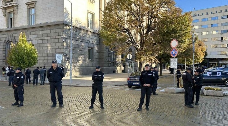 Полицай охраняващ протеста който се провежда пред Народното събрание е