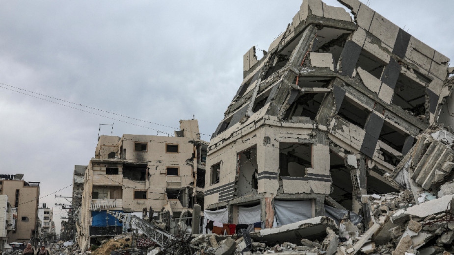 Израелски танкове и изтребители бомбардираха днес град Газа предизвиквайки това