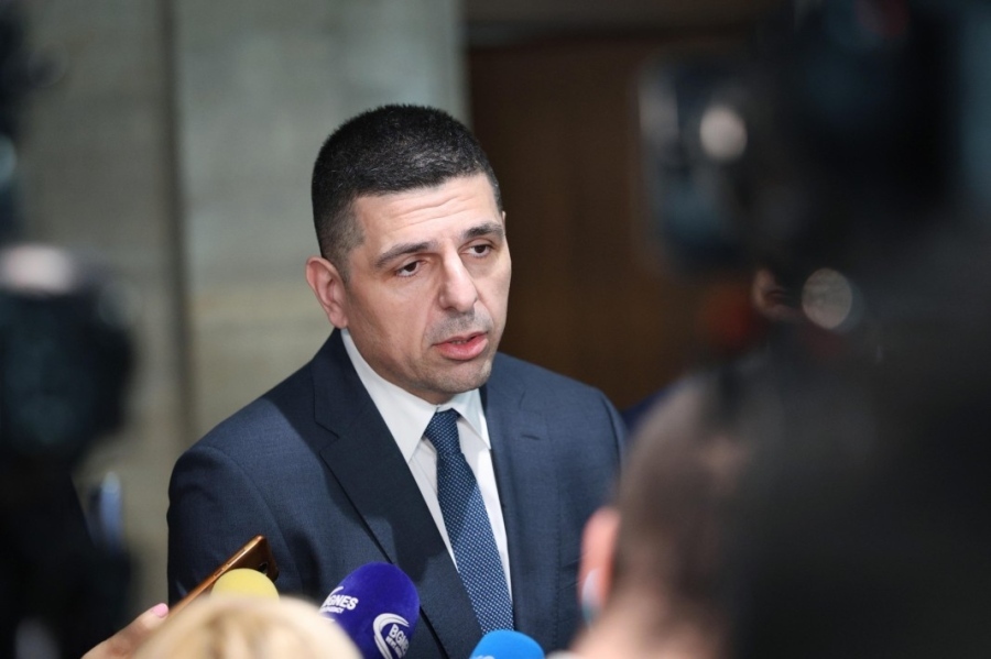 Днешният вот на недоверие показа че страната има трима премиери