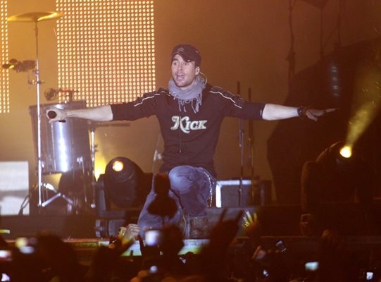 Енрике Иглесиас пристигна в страната ни 24 часа преди да