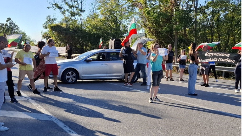 Жители на Плевен провеждат поредно протестно автошествие срещу безводието  Автошествието тръгна