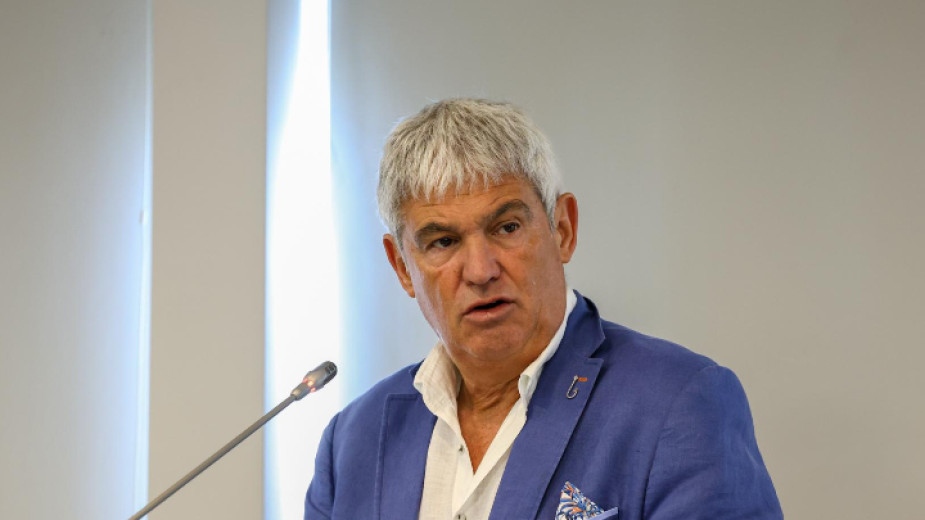 В съвременния свят всички сме зависими един от друг и