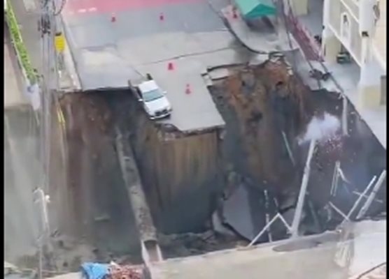 Огромна дупка зейна насред оживена улица пред болница в централната