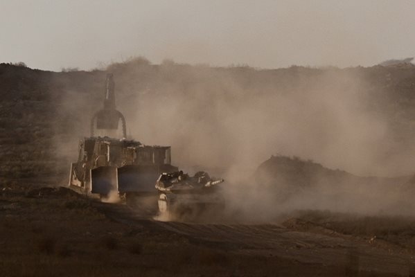 Най малко 84 души бяха убити днес при израелски удари в