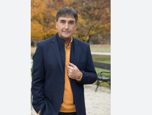 Дългогодишният естраден изпълнител Веселин Маринов вече е част от модерния