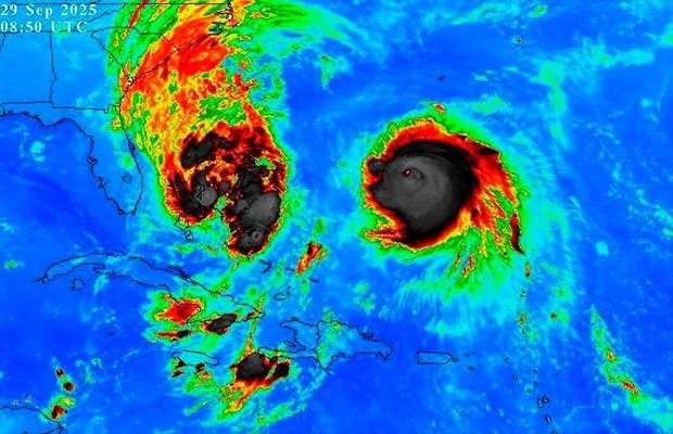 Властите на Бахамските острови затвориха много училища след задължителната евакуация