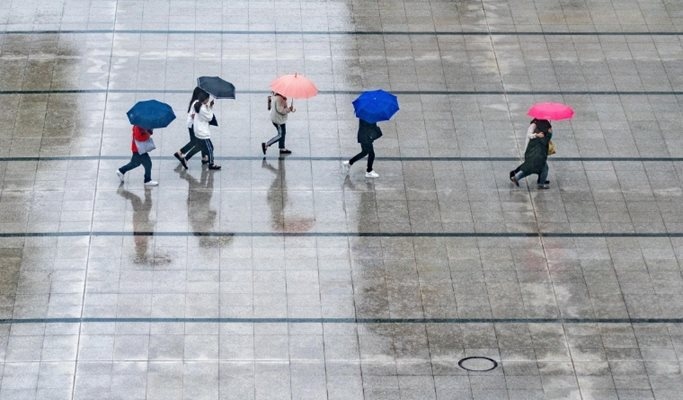 Предупреждение за интензивни валежи и бури издадоха властите към жителите