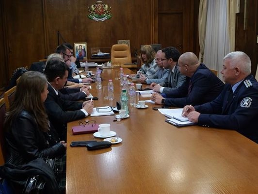 Министрите на вътрешните работи Даниел Митов и на регионалното развитие и благоустройството Иван