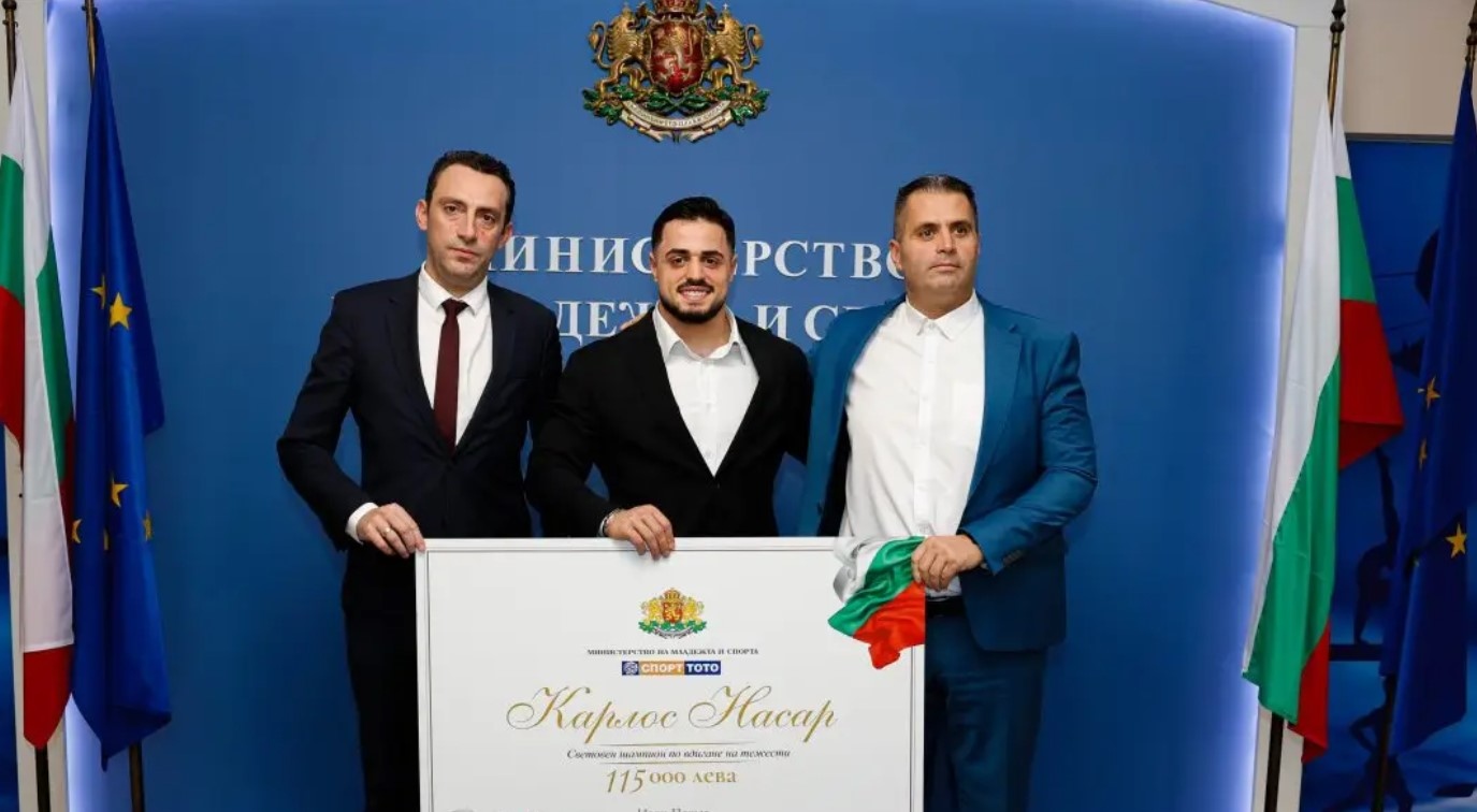 Министърът на младежта и спорта Иван Пешев връчи почетен плакет