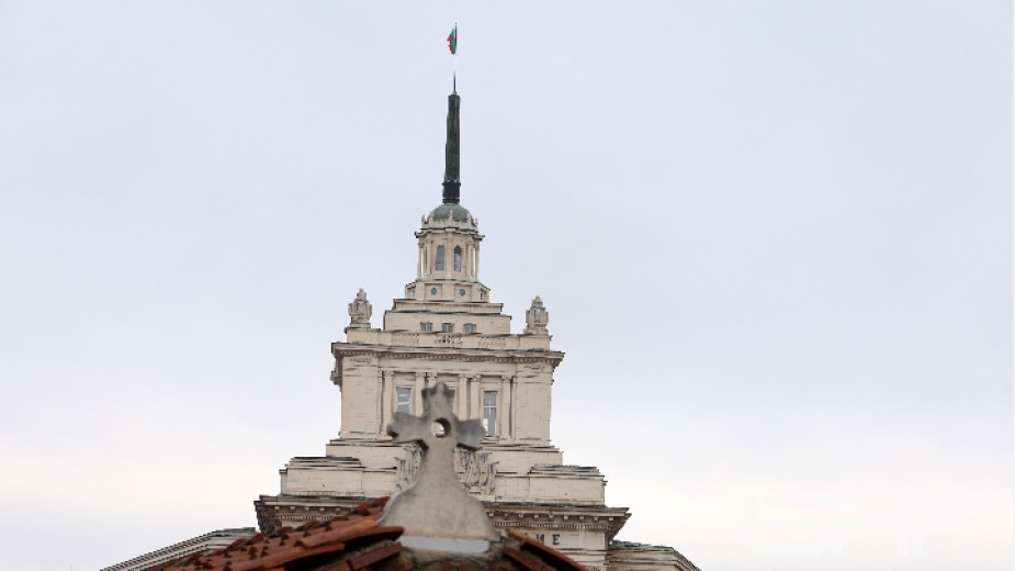 Заседанието на парламента беше насрочено за утре след като преди