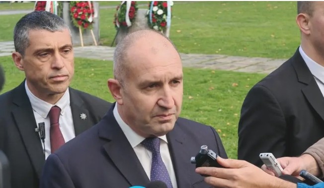 Пред Паметника на българския летец в София президентът и върховен