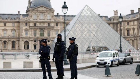 Затвориха Лувъра в Париж заради кражба на  безценни бижута Музеят няма да приема