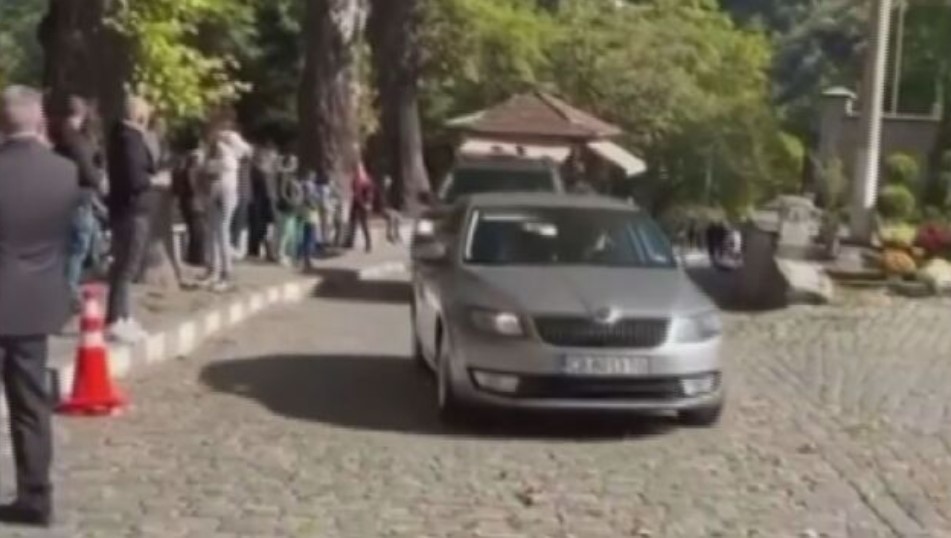 Президентът Румен Радев пристигна с личния си автомобил в Смолян заедно