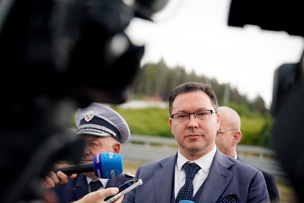 Руски шпиони и крайно леви хуманитарни групи работят с трафиканти