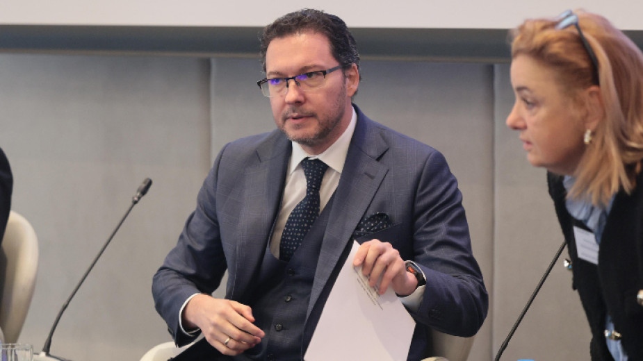 Министърът на вътрешните работи Даниел Митов коментира че изчаква разследването за