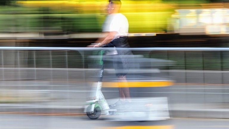 Община Асеновград официално забрани тротинетките в пешеходните зони  предаде БНР Мярката е