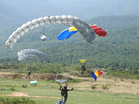 При изпълнение на планирани парашутни скокове днес 23 октомври е