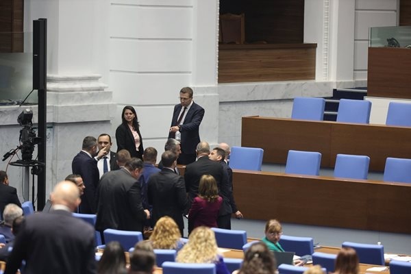 Депутатите от Възраждане и ДПС почти се сбиха в пленарната