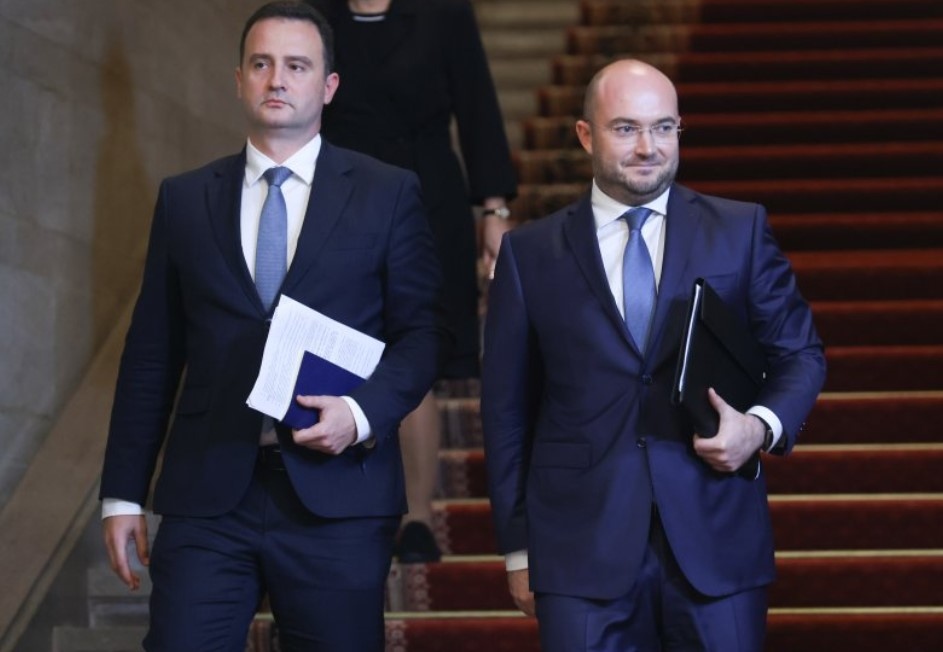 Правителството има ясен план от две фази за справяне с