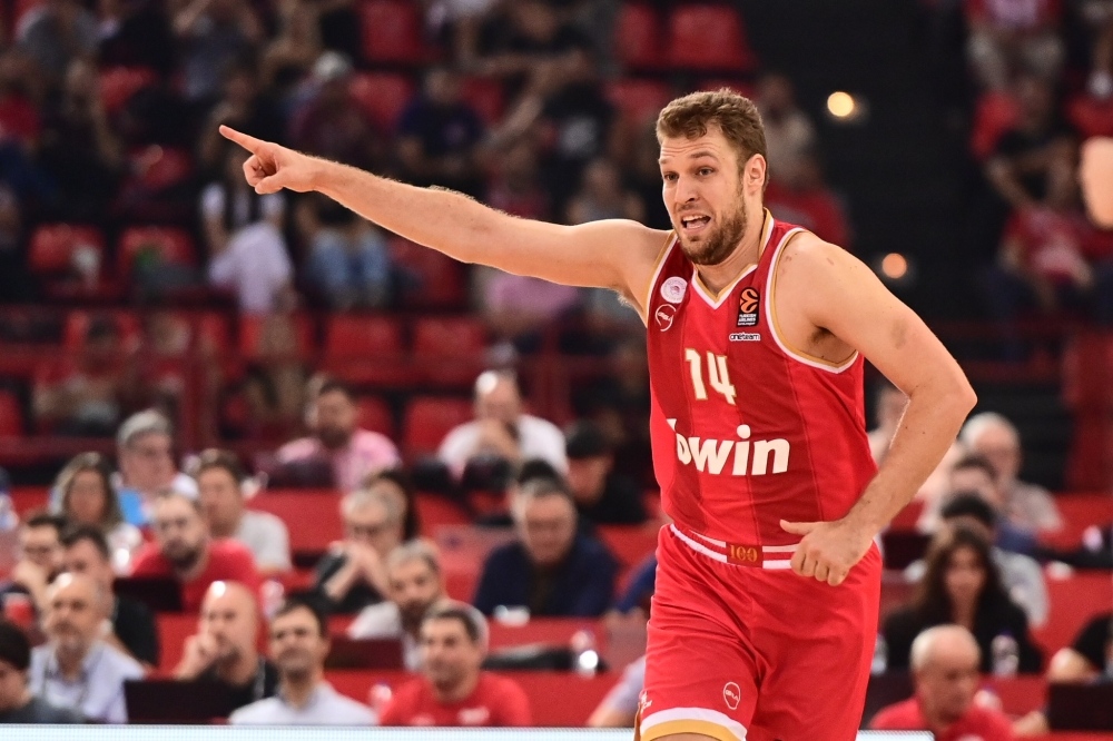 Силен мач направи национала Александър Везенков за да може Олимпиакос