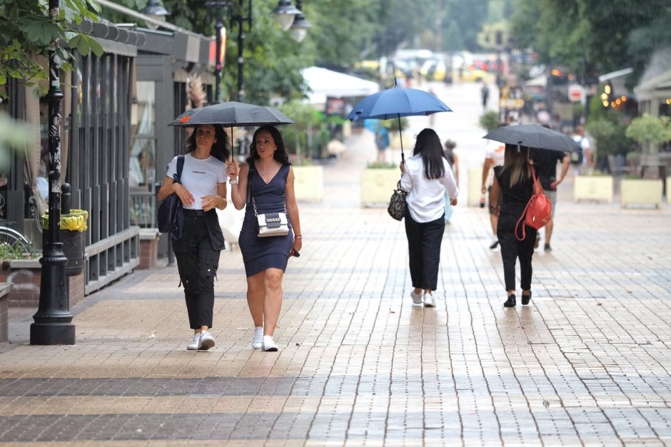 Оранжев код за значителни валежи в няколко области у нас