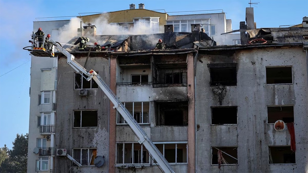 Два многоетажни жилищни блока в украинската столица Киев бяха поразени