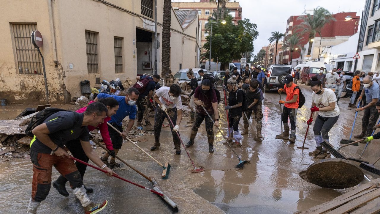 Десетки хиляди жители на Валенсия отново излязоха по улиците на