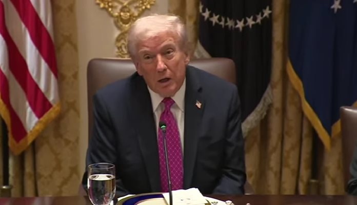 Президентът на САЩ Доналд Тръмпотпътува от Малайзия за Япония предадоха световните