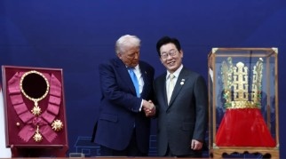 Президентът на САЩ Доналд Тръмп получи като подарък златна корона