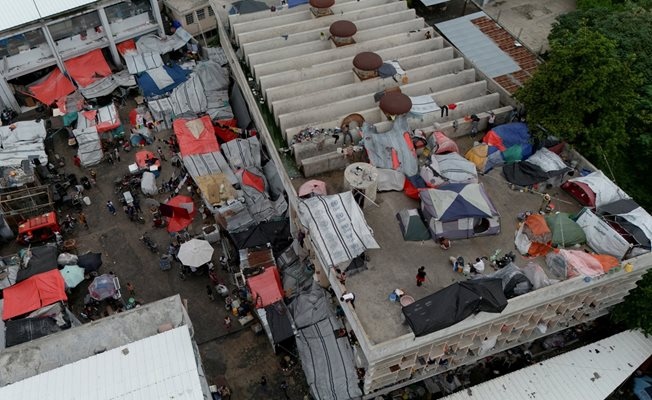 Най малко 20 души включително 10 деца са загинали а още