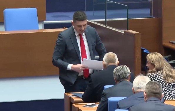 Лидерът на ГЕРБ Бойко Борисов се подписа под документ за