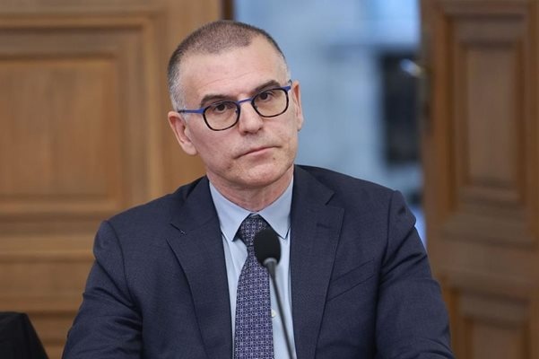 Бюджетът още го няма защото от ляво БСП дърпа от