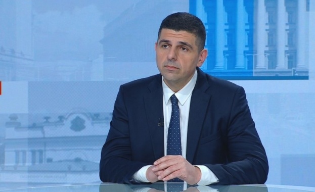 Извънредно бе прекъснато заседанието на парламента и се гласува решение