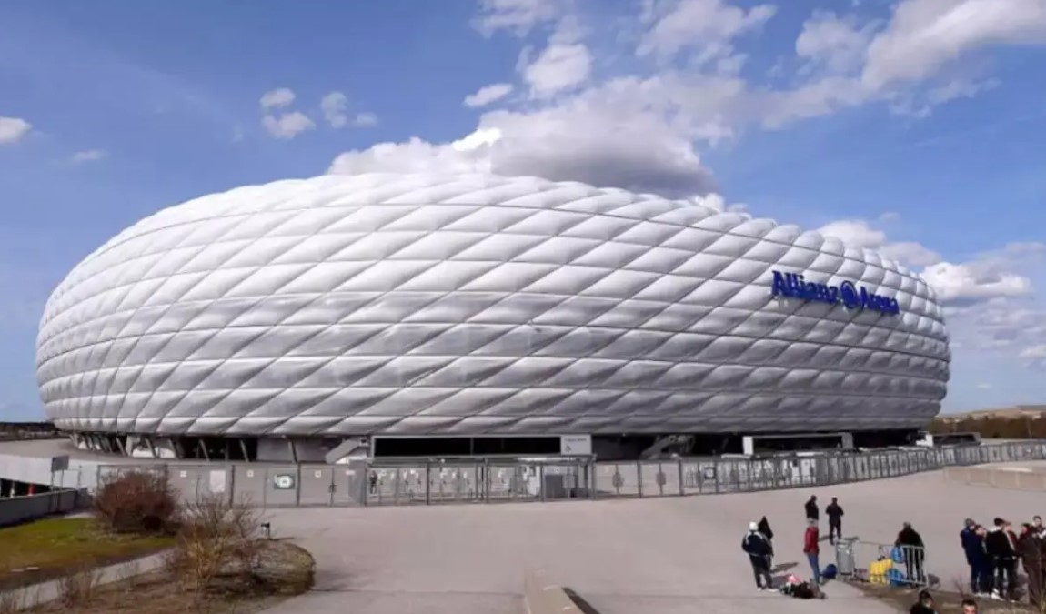 Град Мюнхен със стадион Алианц Арена е единственият кандидат за