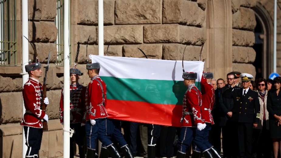 Националното знаме на Република България се издигна под звуците на
