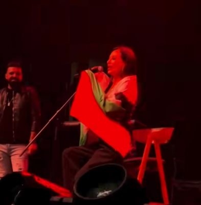 Сръбската звезда Цеца Величкович  скандализира македонската публика появявайки се на