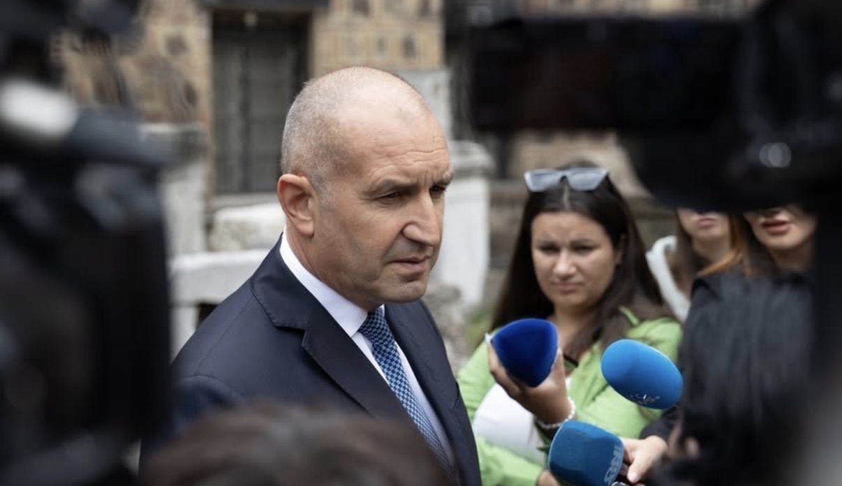 Президентът Румен Радев се разграничи в събота от всички съществуващи