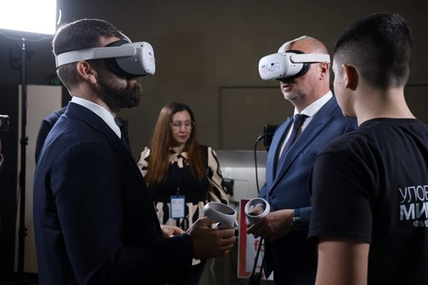 Премиерът Росен Желязков откри обновени кабинети в Средно училище Братя Петър и